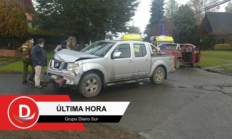 Cuatro lesionados en colisión de camionetas en Osorno