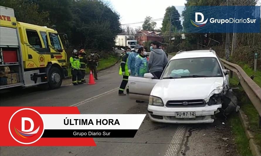 Dos vehículos colisionan en camino a Pilauco