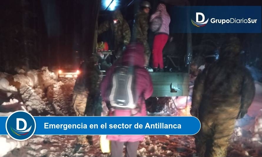 Destacamento de Montaña “Arauco” rescató a ocupantes de bus atrapado en la nieve