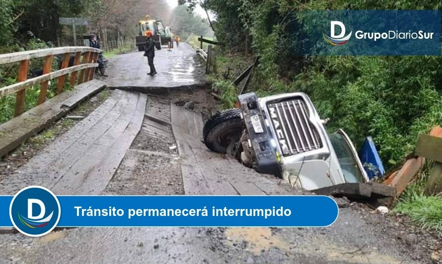 Así quedó el camión que cayó desde el puente Püschel 