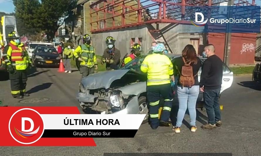 Una persona quedó atrapada tras colisión de dos vehículos en Osorno