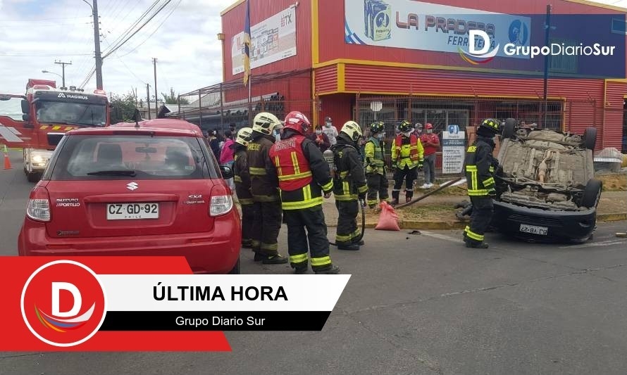 Dos heridos tras colisión y volcamiento en Osorno
