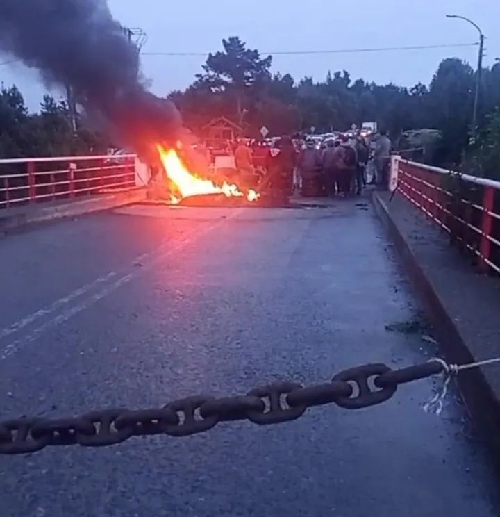 Con barricadas y cadenas pescadores cortaron la carretera austral en Hualaihué